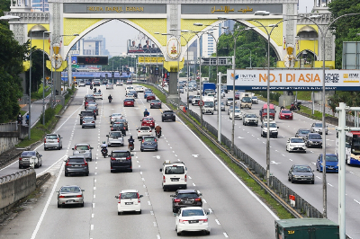 Not a ‘fast lane’: Miros tells Malaysian motorists to keep left, overtake right File picture of traffic on the Federal Highway, October 14, 2020. According to Miros, on a three-lane highway, motorists should generally keep left for normal travel, use the middle lane for moderate-speed travel or overtaking slower vehicles, and reserve the right-most lane primarily for overtaking. — Picture by Yusof Mat Isa