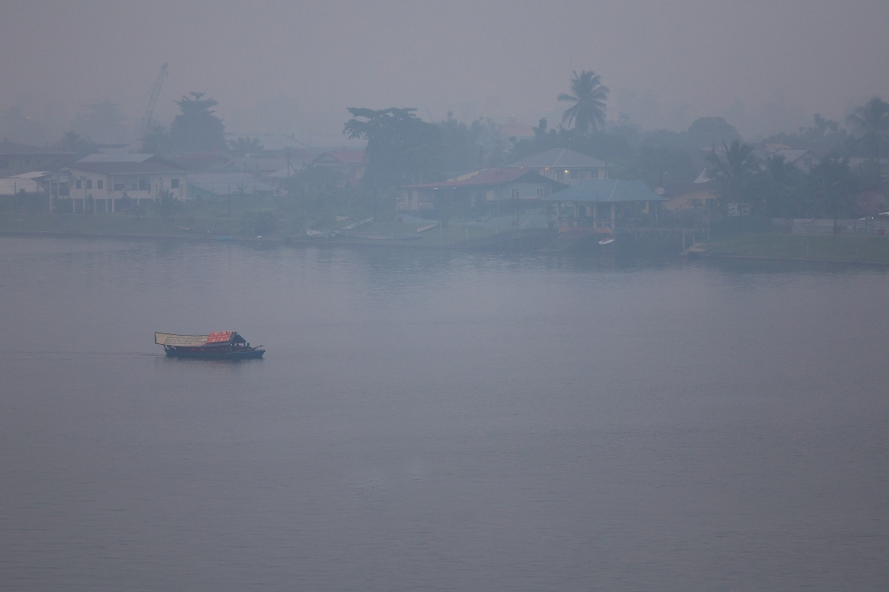 Haze worsens in East Malaysia as Sarawak records hazardous API, Sabah unhealthy levels A hazy view is seen along the Kuching Waterfront, with the Air Pollutant Index (API) reading reaching 366 as of 4pm today. According to data from the Air Pollutant Index Management System (APIMS) portal, the other areas with hazardous readings were Samarahan (350) and Sri Aman (334). — Bernama pic
