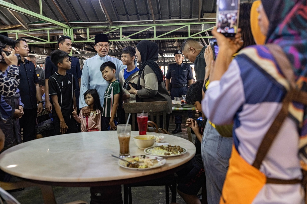 Anwar endorses proposal for SC or BNM oversight of Tabung Haji investments Prime Minister Datuk Seri Anwar Ibrahim mingles with members of the public while enjoying lunch before Friday prayers at Medan Selera Bukit Indah in Kuala Lumpur on September 4, 2026. — Bernama pic