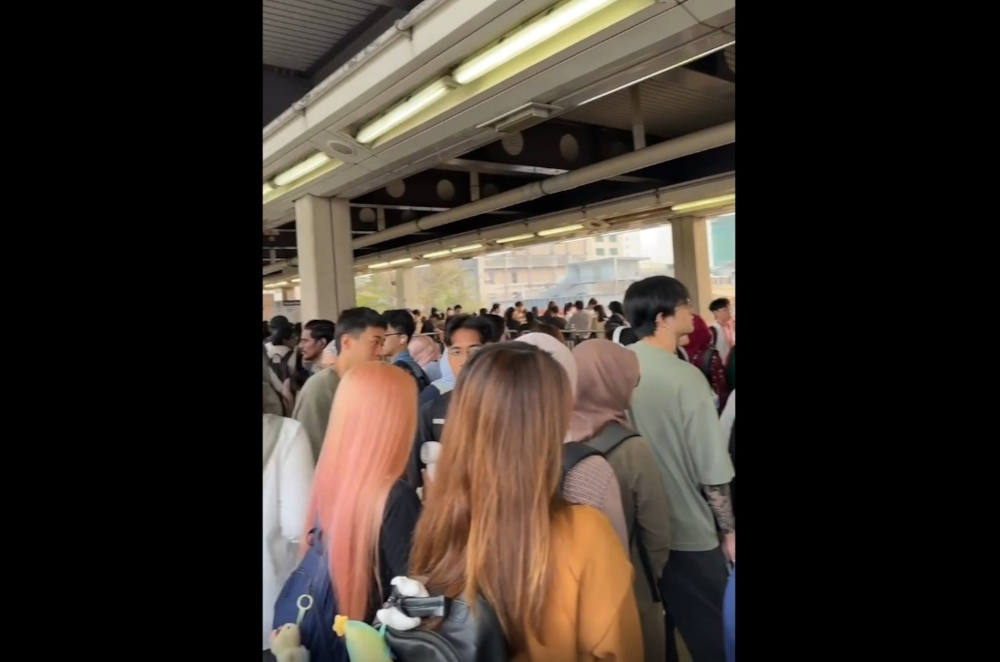 Kelana Jaya LRT remains packed as slow trains disrupt morning commute Several public transport users shared the situation on social media, posting images of crowded platforms filled with passengers waiting for trains. — Screengrab from Threads/@nibukanyon