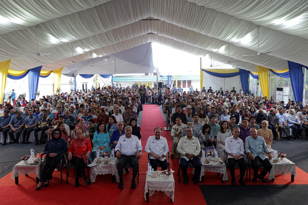 Nazir Razak, Musa Hitam say NEP fostered ‘tongkat culture’ among Malays Prime Minister Datuk Seri Anwar Ibrahim with guests attending the ‘Remembering Statesman Tun Abdul Razak: Architect of National Development and Nation Building’ programme at the Tun Abdul Razak Memorial in Kuala Lumpur, September 8, 2026. Also pictured are Tun Musa Hitam (seated, 2nd left), Tan Sri Nazir Razak (seated, right), Deputy Prime Minister Datuk Seri Ahmad Zahid Hamidi, Communications Minister Datuk Seri Fahmi Fadzil and National Unity Minister Datuk Aaron Ago Dagang. — Bernama pic