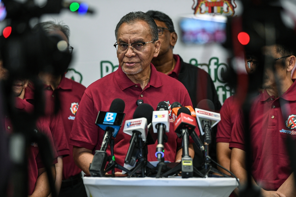 Dzulkefly: Status of five aboard Flying Doctor Service helicopter still unknown after Sarawak crash Health Minister Datuk Seri Dzulkefly Ahmad said the helicopter, which departed from Miri, was carrying a pilot and four MOH health personnel — a medical officer, medical assistant and two nurses — who were on official duty. — Bernama pic