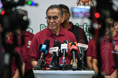 Dzulkefly: Status of five aboard Flying Doctor Service helicopter still unknown after Sarawak crash Health Minister Datuk Seri Dzulkefly Ahmad said the helicopter, which departed from Miri, was carrying a pilot and four MOH health personnel — a medical officer, medical assistant and two nurses — who were on official duty. — Bernama pic