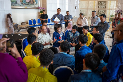 Anwar: PM’s Cup debate nurtures confident, critical young minds In a Facebook post, the prime minister said the competition continues the legacy of Tun Abdul Razak Hussein by providing young people with a platform to test their courage, deepen their knowledge and sharpen their debating skills. — Picture from Facebook/Anwar Ibrahim