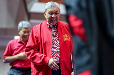 Zahid denies N. Sembilan MB resigned amid royal dispute Umno president Datuk Seri Ahmad Zahid Hamidi said the party had always upheld and respected the royal institution as well as the institution of the Undang in Negeri Sembilan. — Bernama pic