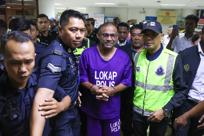 ‘Flabbergasted’: Lawyer says lock-up attire, handcuffs were not former TH chairman Abdul Azeez’s choice Former Lembaga Tabung Haji (TH) chairman Datuk Seri Abdul Azeez Abdul Rahim is pictured at the Kuala Lumpur Court Complex, September 9, 2026. — Picture by Yusof Isa