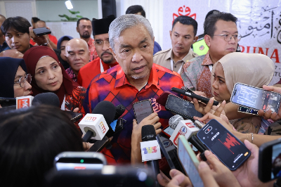 Zahid to meet Negeri Sembilan MB over statement on proclamation involving Tuanku Muhriz Umno president Datuk Seri Ahmad Zahid Hamidi said Negeri Sembilan Menteri Besar Datuk Ismail Lasim would meet him during the assembly, which began yesterday, although he did not specify when the meeting would take place. — Picture by Yusof Isa