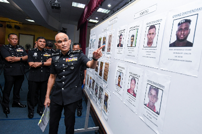 Three suspects arrested in Alam Megah murder case, police thank public for vital leads Selangor police chief Datuk Shazeli Kahar points to photos of suspects wanted over two fights last month. — Bernama pic