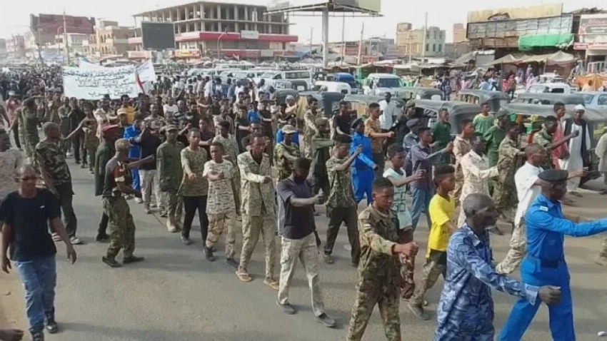 سودانيون استجابوا لدعوة التعبئة التي أطلقها الجيش .