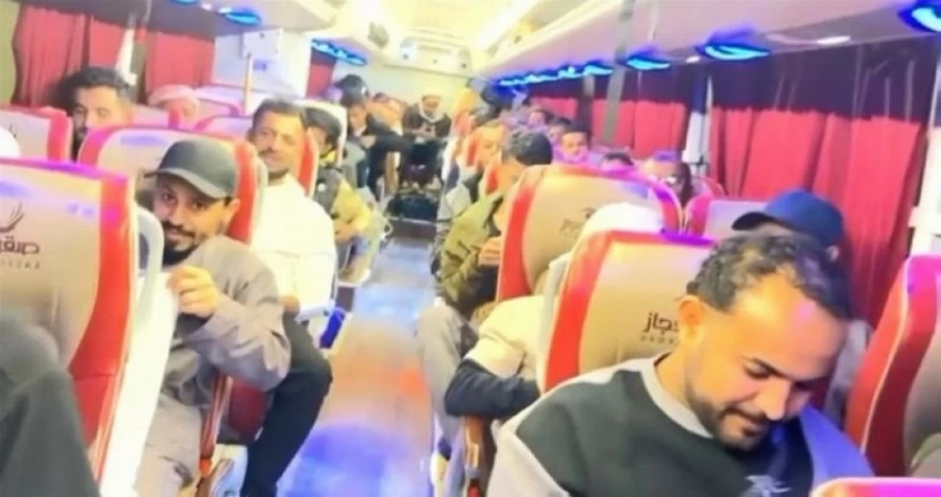 ركاب يمنيون في الحافلة
