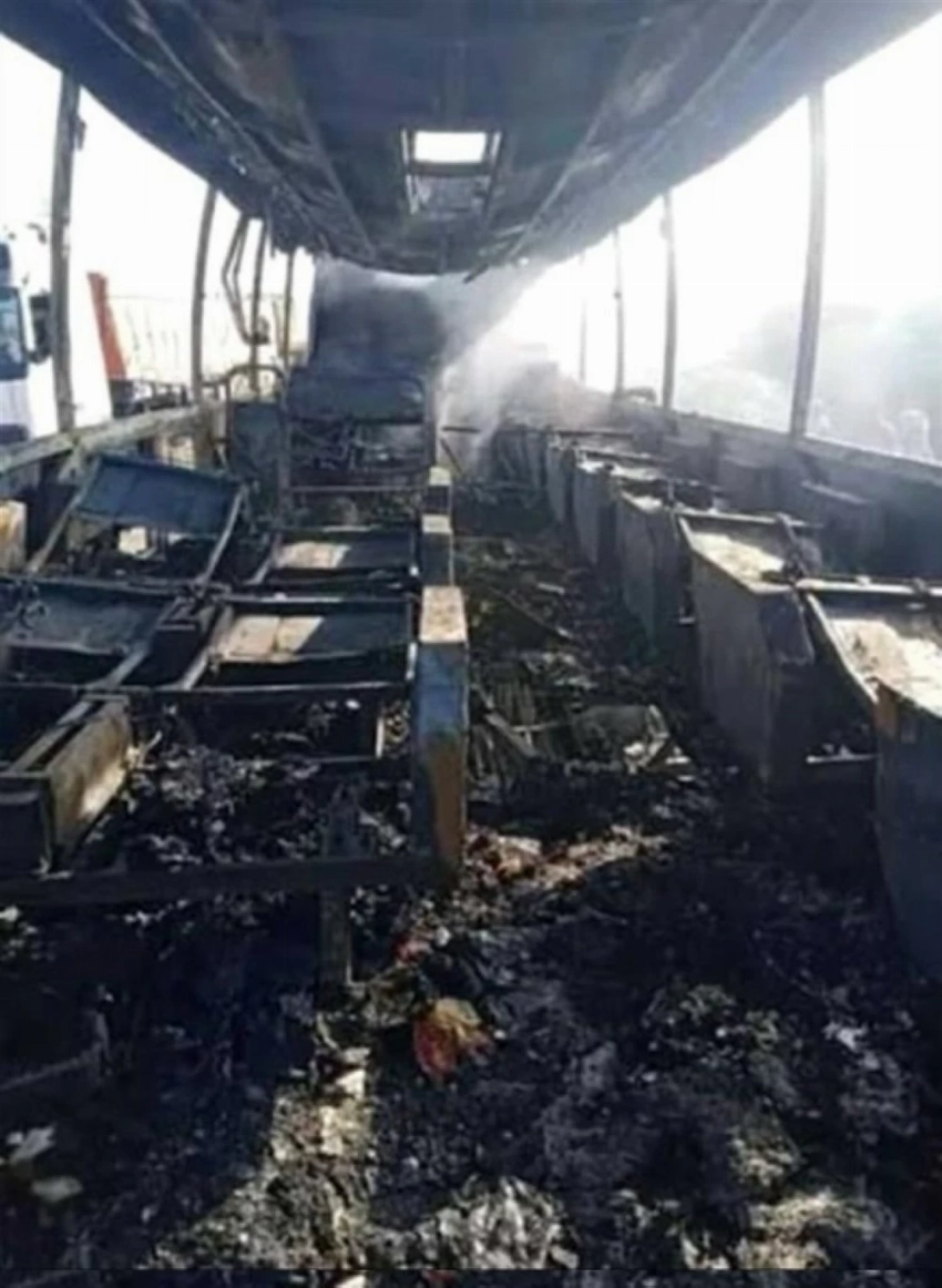 الباص محترق من الداخل