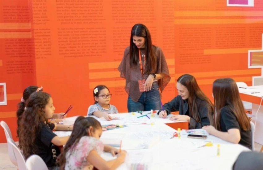 حين يلمس الأطفال التاريخ بأطراف ألوانهم.. لوحات خالدة تنهض من صمتها في الشارقة