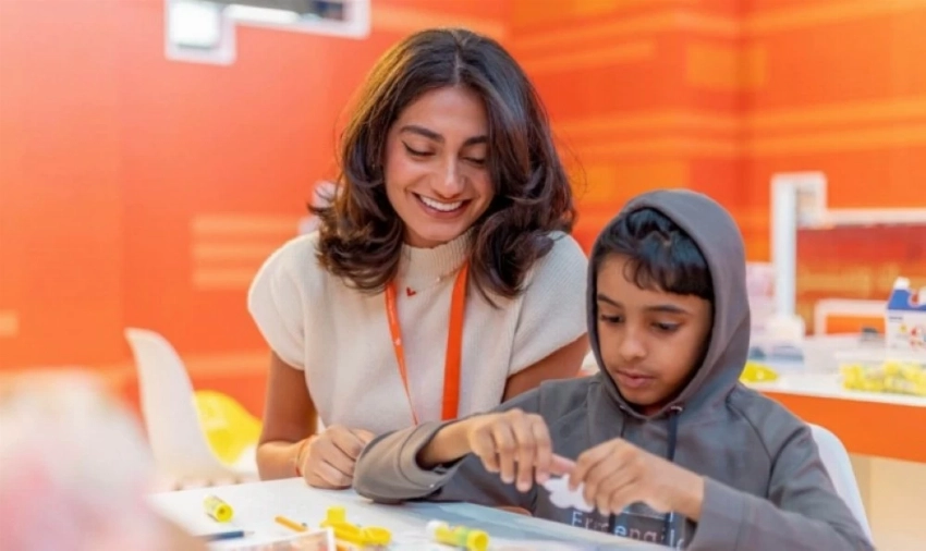 حين يلمس الأطفال التاريخ بأطراف ألوانهم.. لوحات خالدة تنهض من صمتها في الشارقة