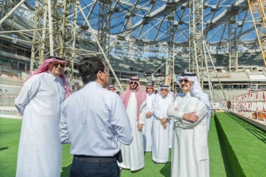 أمير الشرقية يزور ملعب أرامكو ويطّلع على سير العمل في المشروع