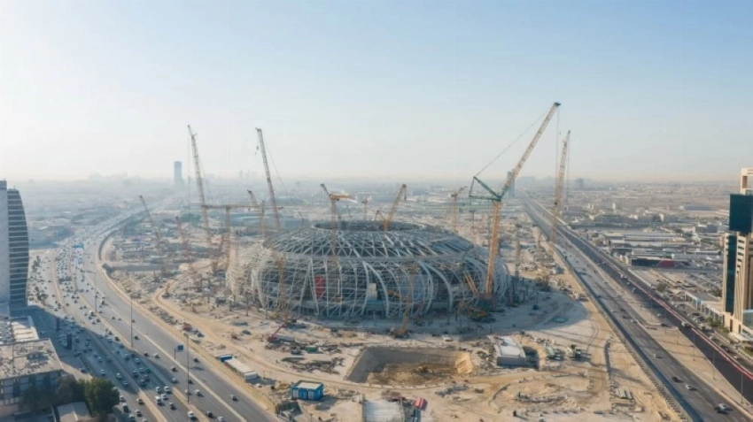 أمير الشرقية يزور ملعب أرامكو ويطّلع على سير العمل في المشروع