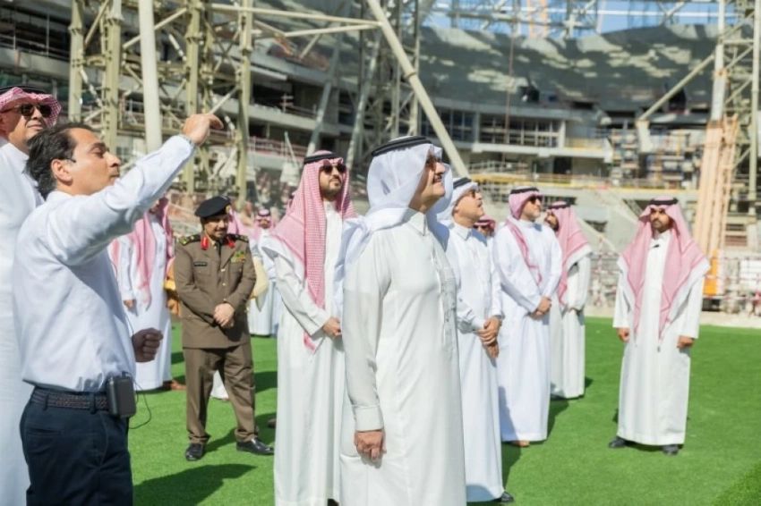 أمير الشرقية يزور ملعب أرامكو ويطّلع على سير العمل في المشروع