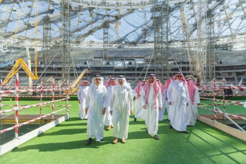 أمير الشرقية يزور ملعب أرامكو ويطّلع على سير العمل في المشروع