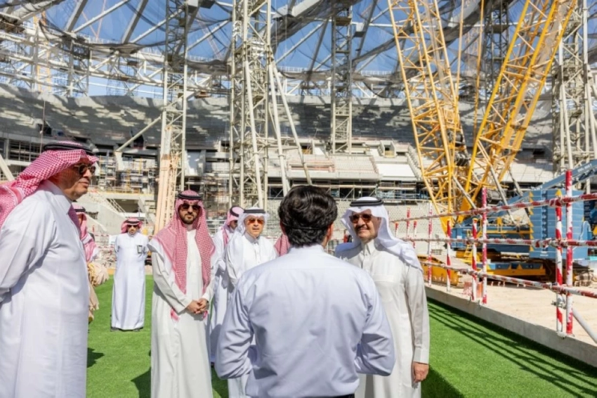 أمير الشرقية يزور ملعب أرامكو ويطّلع على سير العمل في المشروع