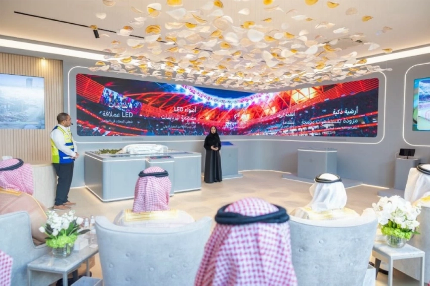 أمير الشرقية يزور ملعب أرامكو ويطّلع على سير العمل في المشروع