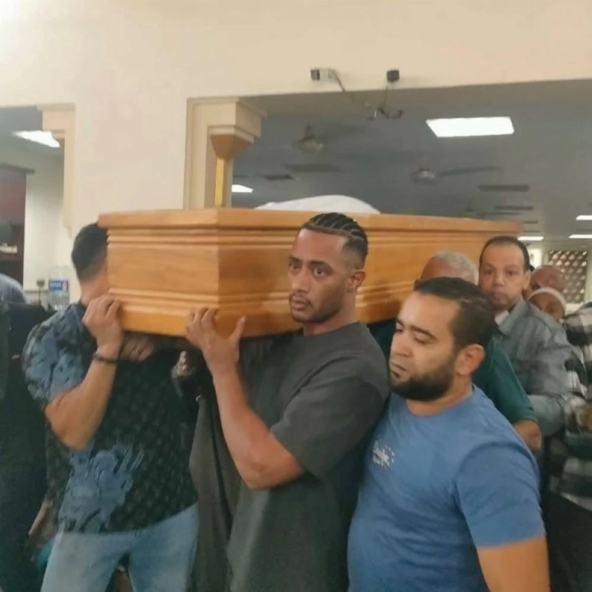 محمد رمضان ينهار في وداع والده وسط دعم الفنانين والأصدقاء