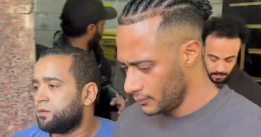 محمد رمضان ينهار في وداع والده وسط دعم الفنانين والأصدقاء