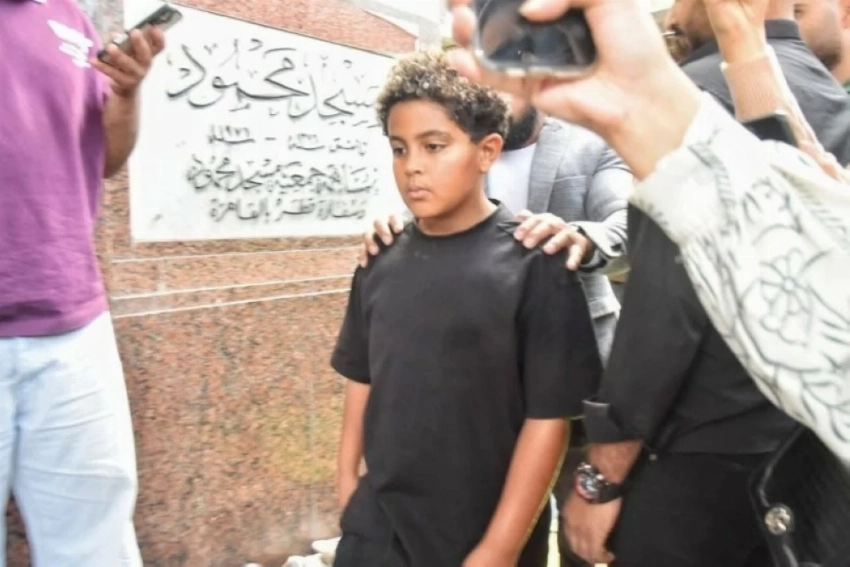 محمد رمضان ينهار في وداع والده وسط دعم الفنانين والأصدقاء