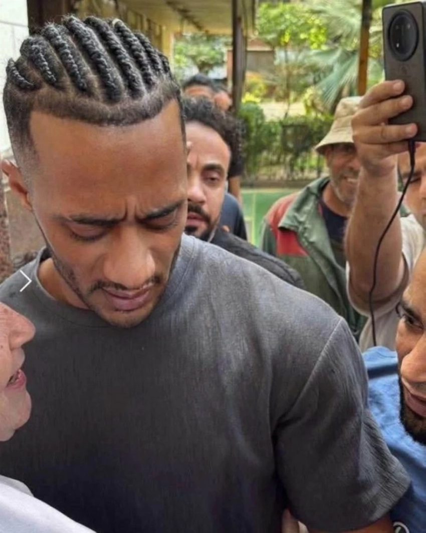 محمد رمضان ينهار في وداع والده وسط دعم الفنانين والأصدقاء