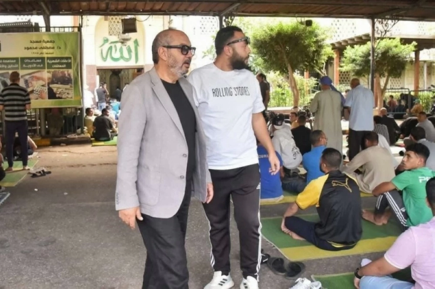 محمد رمضان ينهار في وداع والده وسط دعم الفنانين والأصدقاء