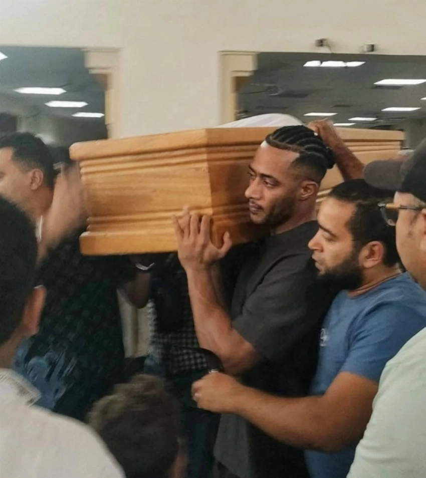 محمد رمضان ينهار في وداع والده وسط دعم الفنانين والأصدقاء
