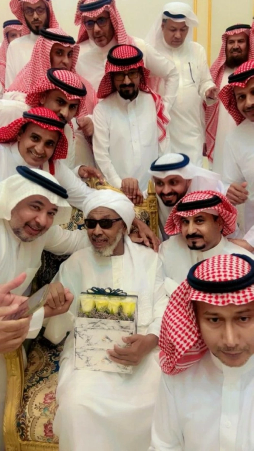 بعد نصف قرن.. طلاب الليث يردّون الجميل لمعلمهم عمر أبشر