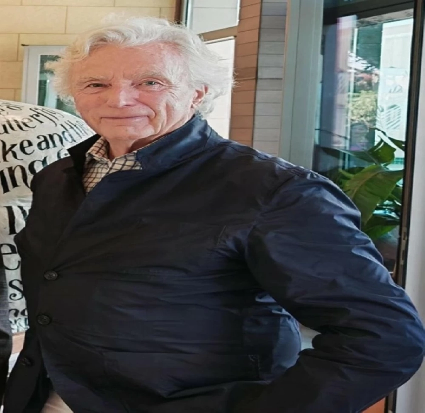 حين تتحدث اللوحات.. لا يعود المكان عادياً