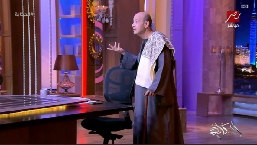 عمرو أديب يفاجئ الجمهور بـ«جلباب بلدي» على الهواء.