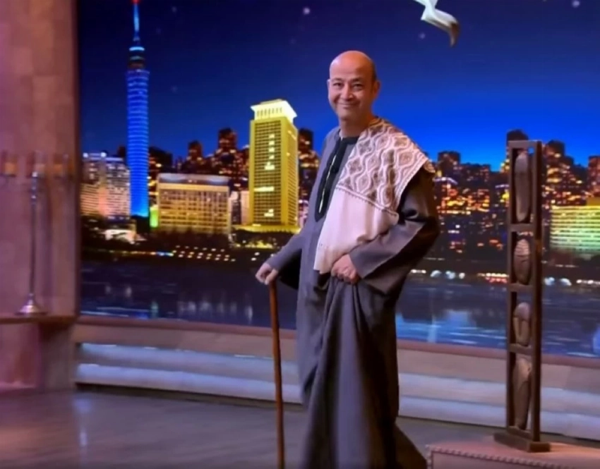 عمرو أديب يفاجئ الجمهور بـ«جلباب بلدي» على الهواء.