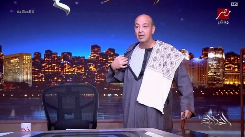 عمرو أديب يفاجئ الجمهور بـ«جلباب بلدي» على الهواء.