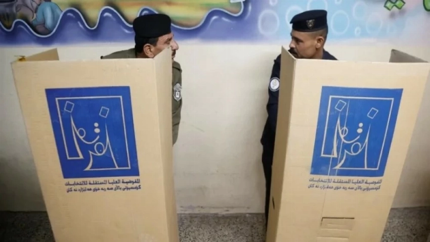 الانتخابات العراقية.. انطلاق التصويت الخاص للعسكريين والنازحين - أخبار السعودية 1 أفراد الأمن العراقي يدلون بأصواتهم في مركز اقتراع بالموصل.