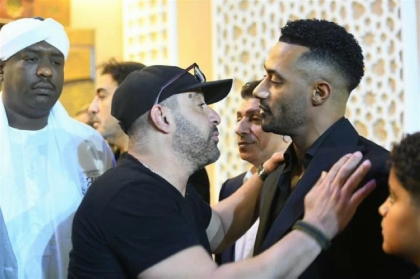 عدد من الفنانين خلال تقديمهم العزاء للفنان المصري محمد رمضان