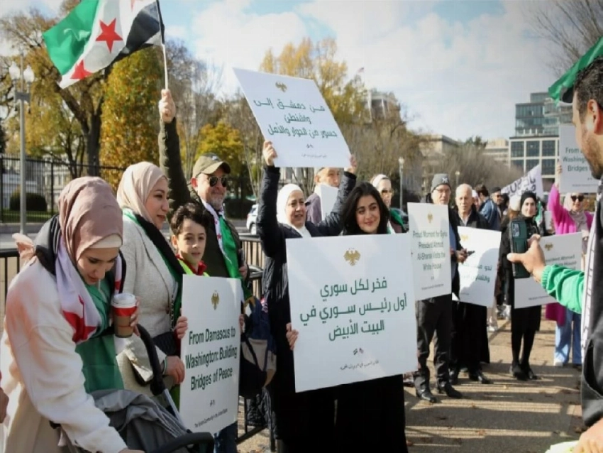 سوريون أمام البيت الأبيض لحظة وصول الرئيس السوري