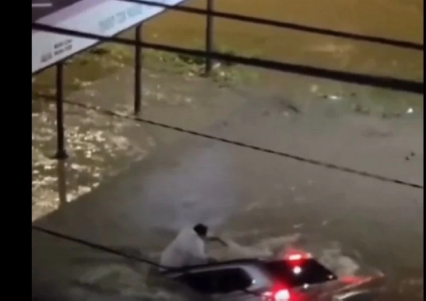 من سقف السيارة إلى قنوات الصرف.. قصة نجاة سائق ابتلعته فيضانات البرازيل