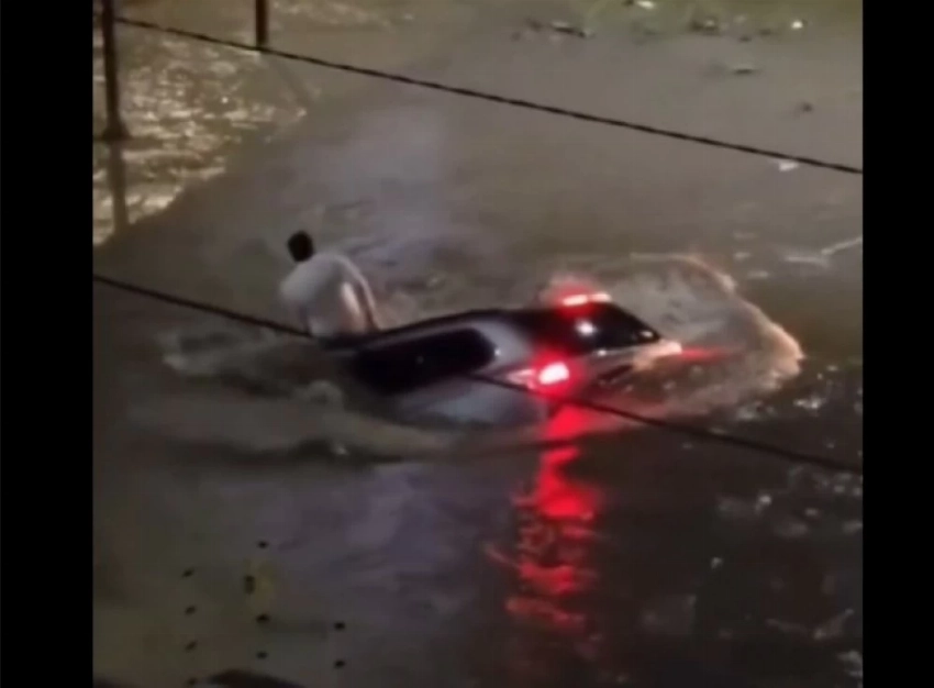 من سقف السيارة إلى قنوات الصرف.. قصة نجاة سائق ابتلعته فيضانات البرازيل