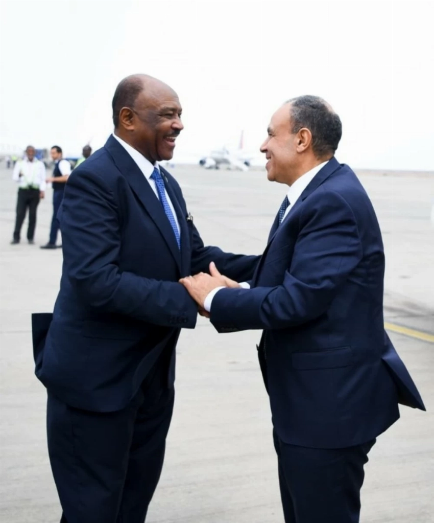 وزير الخارجية المصري فور وصوله مدينة بورسودان
