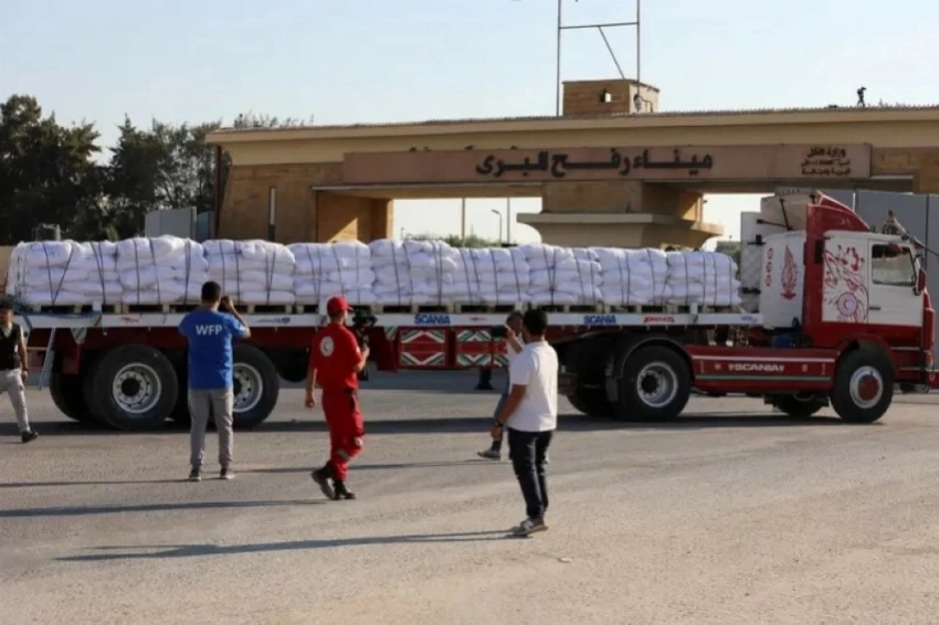 شاحنات مساعدات أمام معبر رفح.