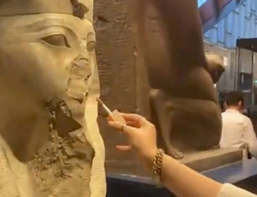 صور متداولة لفتيات يضعن مكياجاً على تماثيل داخل المتحف المصري الكبير.