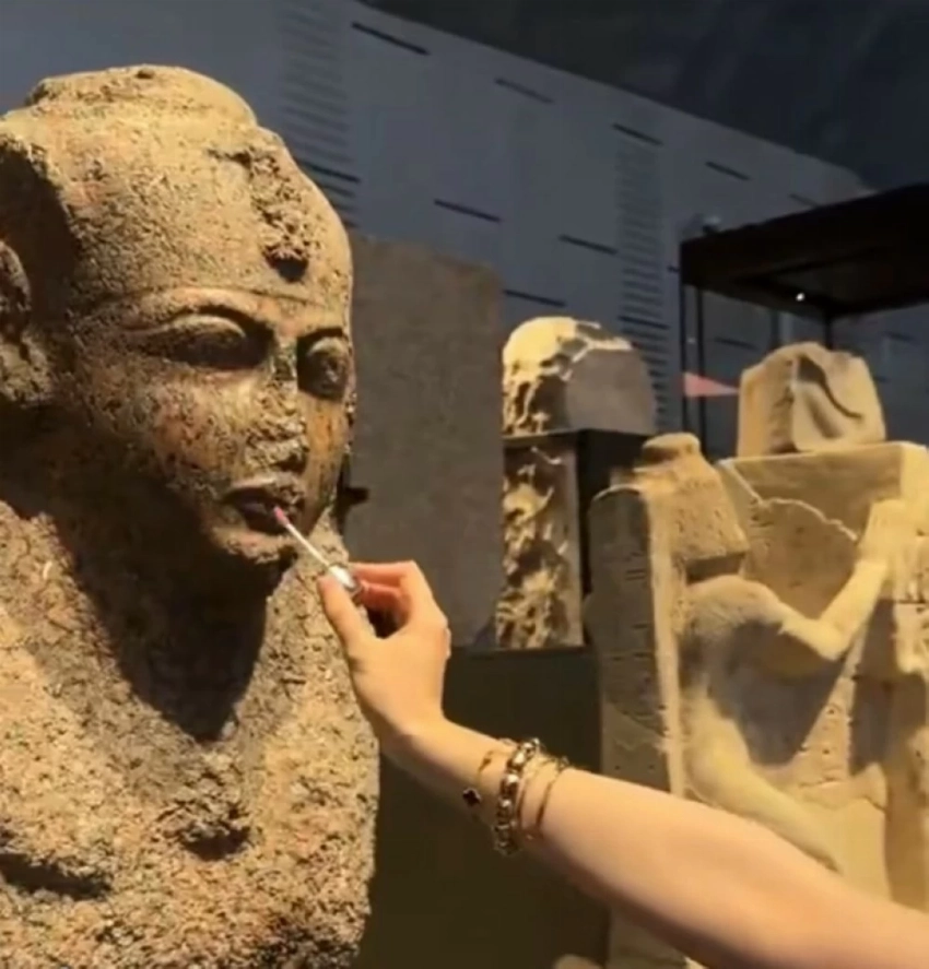 صور متداولة لفتيات يضعن مكياجاً على تماثيل داخل المتحف المصري الكبير.