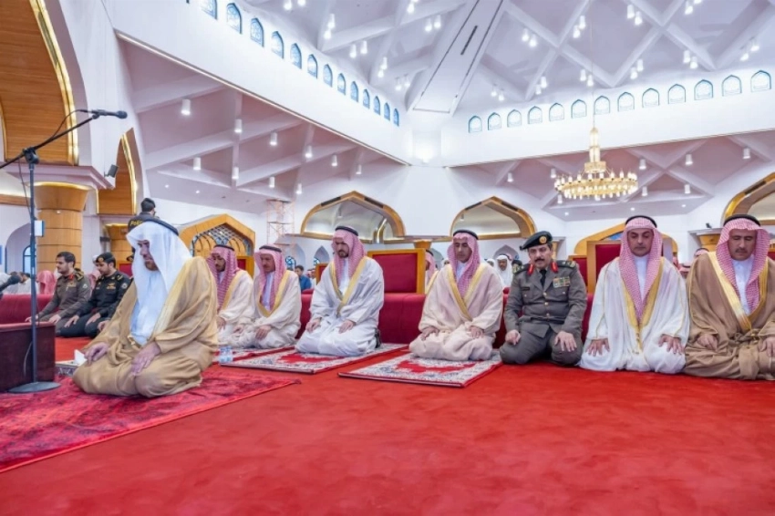 نائب أمير الشرقية يؤدي صلاة الاستسقاء مع جموع المصلين