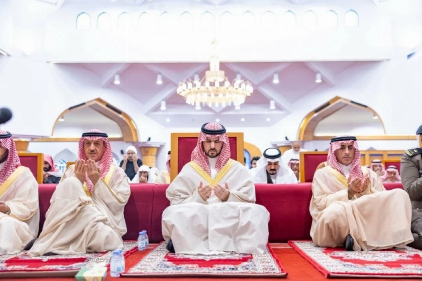 نائب أمير الشرقية يؤدي صلاة الاستسقاء مع جموع المصلين