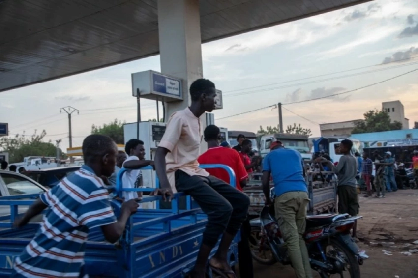 أشخاص يصطفون لملء خزانات سياراتهم في محطة وقود في باماكو، مالي