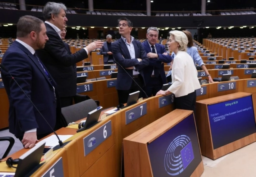 رئيسة المفوضية خلال حديثها حول اوكرانيا داخل البرلمان الأوروبي