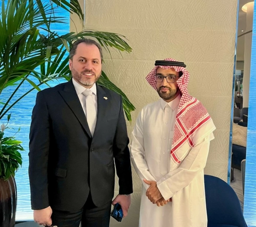 الزميل عبدالعزيز الشهري ووزير السياحة السوري مازن الصالحاني.