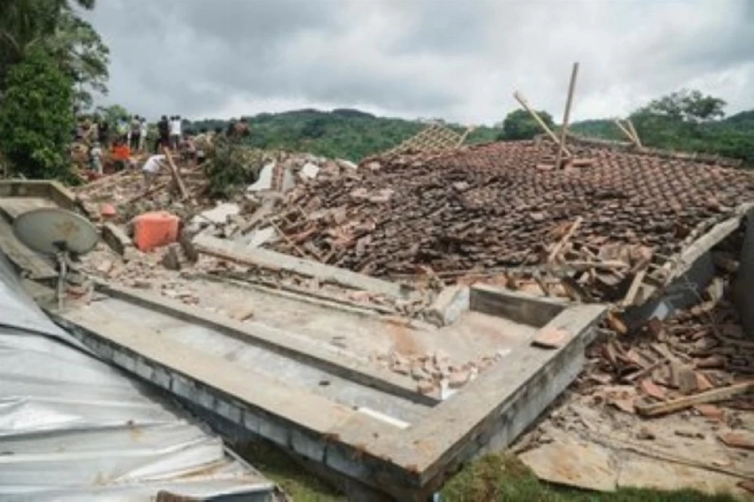 كارثة في إندونيسيا.. الأمطار تُغرق جاوة وتدفن قرى تحت الرواسب