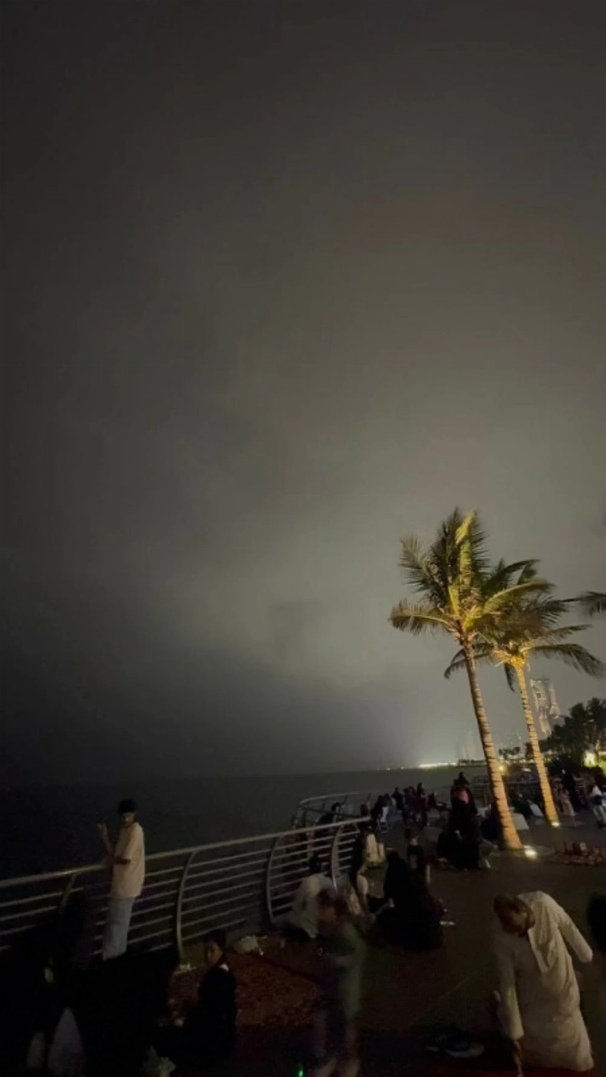 «العروس» تتنفس نسيم المطر